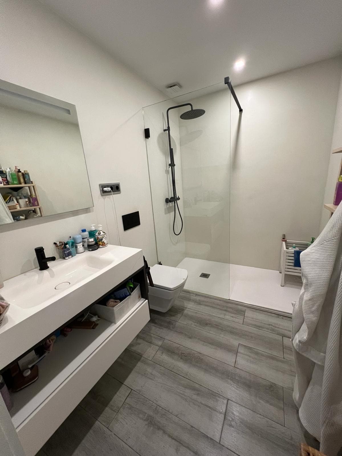 Casa de banho moderna e impecável após serviço da Royal Diamond Clean