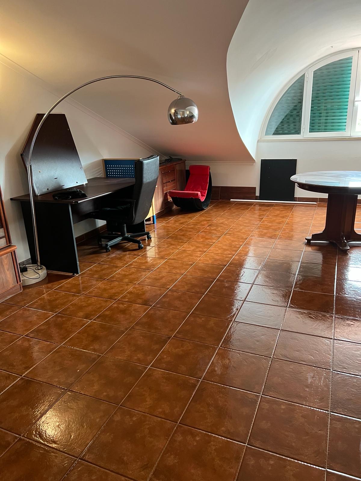 Pavimento impecável e brilhante após limpeza profissional da Royal Diamond Clean