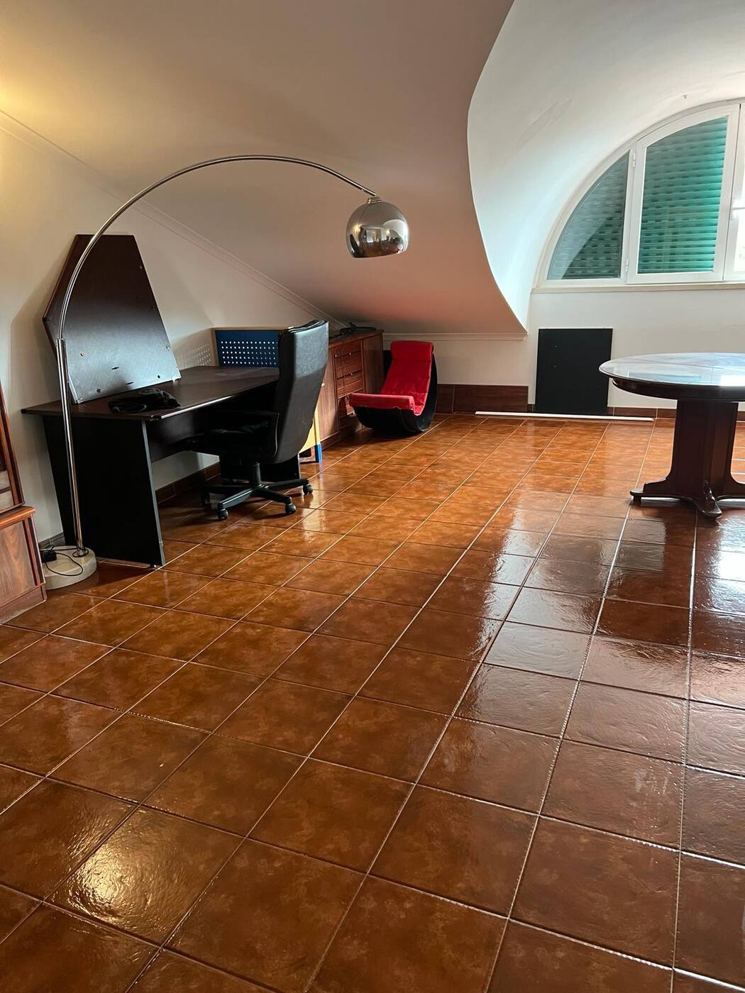 Pavimento impecável e brilhante após limpeza profissional da Royal Diamond Clean